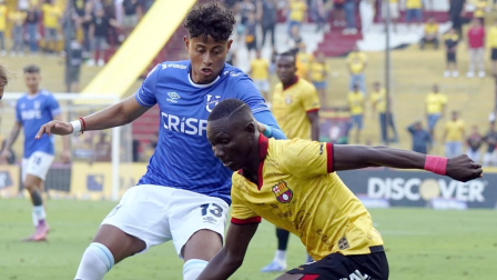 Jánner Corozo maneja el esférico ante la marca de Daykol Romero, de Universidad Católica, enel partido jugado el 7 de diciembre del 2025.