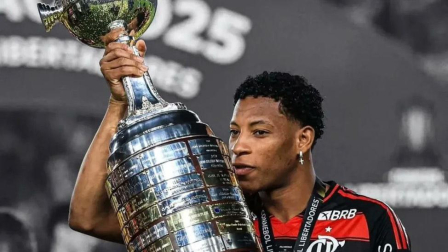 Gonzalo Plata levantó la Copa Libertadores de América, en la final jugada en Lima ante Palmeiras.