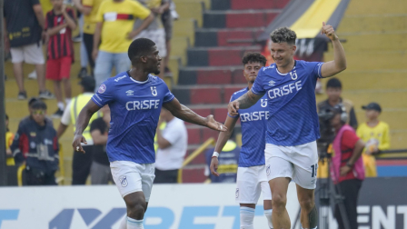 Byron Palacios (derecha) y Azarías Londoño, de Universidad Católica, celebran el gol convertido ante Barcelona, el domingo 7 de diciembre del 2025.