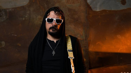 Andrés Yépez lleva con orgullo la bandera de Ecuador en cada show