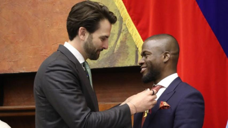 El presidente de la Asamblea Nacional, Niels Olsen, confiere la condecoración Dr. Vicente Rocafuerte a Énner Valencia, delantero de la Selección ecuatoriana.