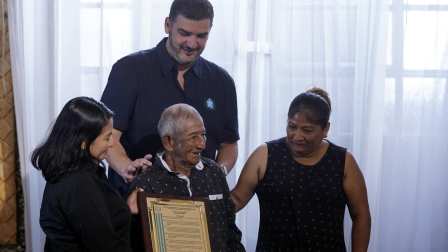 La municipalidad de Guayaquil entregó una reconocimiento a Carlos Lindao.