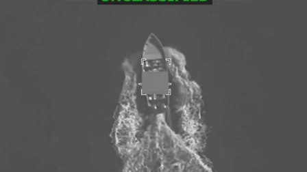 Imágenes del momento en que el Ejército de Estados Unidos ataca una lancha en el Pacífico, difundidas el 15 de diciembre de 2025.-