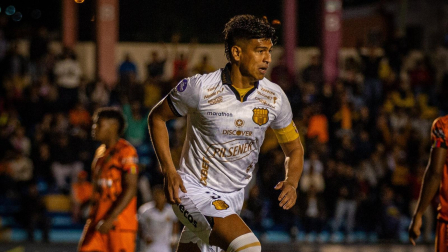 Xavier Arreaga es uno de los capitanes de Barcelona. El equipo no se entrenó por la falta de pagos de sus sueldos.