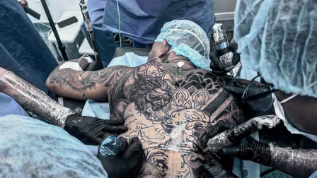 Michael Morales y un tatuaje en toda la espalda.