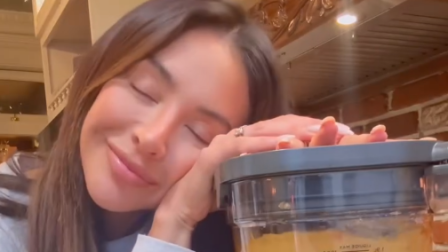 Nadia Mejía se lució preparando un seco de pollo ecuatoriano al son de la música de Julio Jaramillo.