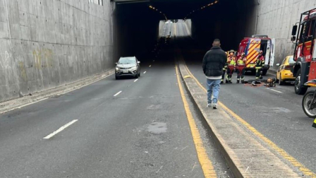 Un taxi y una moto se chocaron en el norte de Quito, este jueves 1 de enero de 2025