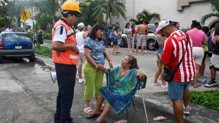 Turistas salieron de sus hoteles en Acapulco, tras producirse el sismo de 6.5 grados en México.