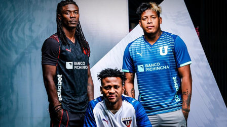 Ricardo Adé (izquierda); Michael Estrada y Richard Mina posan con la nueva indumentaria del cuadro universitario