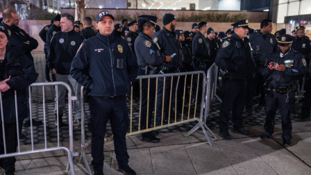 Decenas de policías hacen guardia antes de una protesta organizada en respuesta a la muerte a tiros de Renee Nicole Good a manos de un agente del Servicio de Inmigración y Control de Aduanas (ICE) en Minneapolis.
