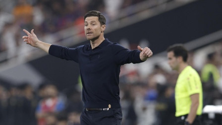 YEDA (ARABIA SAUDÍ), 11/01/2026.- El técnico del Real Madrid, Xavi Alonso, durante el encuentro de la final de la Supercopa de España entre el FC Barcelona y el Real Madrid, este domingo en el estadio Ciudad Deportiva del Rey Abdalá de Yeda (Arabia Saudí). EFE/ Kai Försterling