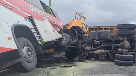 Un siniestro de tránsito entre un bus y una volqueta en la vía a Saquisilí este miércoles 14 de enero del 2025