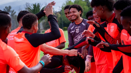 El plantel de Barcelona en un entrenamiento en Quito