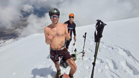 Juan Neira ascendió al Cotopaxi usando solo una pantaloneta y equipo básico para escalar.