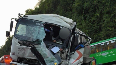 Un tanquero se impactó contra un bus en Amaguaña
