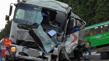 Un tanquero se impactó contra un bus en Amaguaña