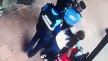 Agentes municipales se llevan mercadería de comerciante en Guayaquil.