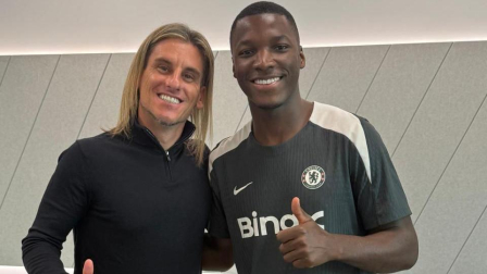 Sebastián Beccacece y Moisés Caicedo en Londres