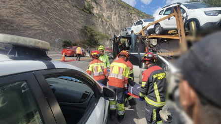 Los vehículos livianos colisionaron con un tráiler en el sector Sebauco, en la vía a Guayllabamba.
