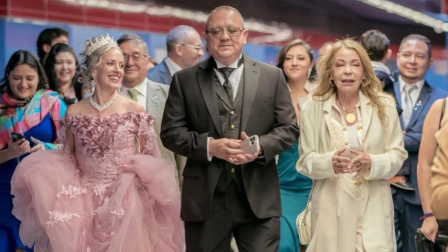 Los novios viajaron en metro para llegar a la iglesia de San Francisco, para renovar sus votos matrimoniales.