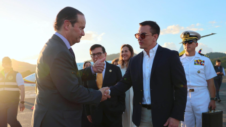 Fotografía cedida por la Cancillería de Panamá que muestra al presidente de Ecuador, Daniel Noboa (d), saludando al canciller de Panamá, Javier Martínez-Acha Vásquez (i) este martes, en el Aeropuerto Internacional Panamá Pacífico, en Ciudad de Panamá (Panamá).