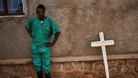 Trabajadores sanitaios y autoridades aún buscan a las víctimas de un deslizamiento de tierra.