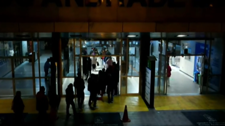 Cientos de usuarios acuden al Hospital del IESS en busca de un turno para atención médica.