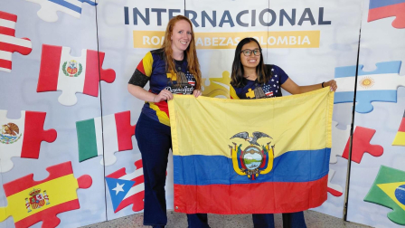 Mónica O'Brien y Alison Plasencia en el V Torneo Internacional de Rompecabezas.