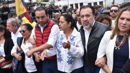 El alcalde de Quito encabezó la marcha que se dirigió a la Asamblea Nacional.