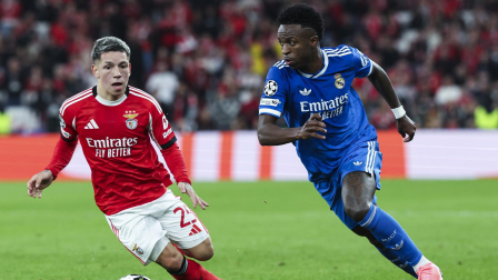 Gianluca Prestianni (i) del Benfica disputa el balón con Vinicius Junior del Real Madrid durante el partido de la Liga de Campeones de la UEFA entre el Benfica y el Real Madrid, en Lisboa (Portugal)