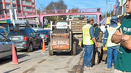 Personal de la Epmaps trabaja en la reparación de una tubería de asbesto en Carcelén.