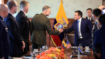 El presidente Daniel Noboa saluda a Francis L. Donovan, titular del Comando Sur de los Estados Unidos el 2 de marzo de 2026.
