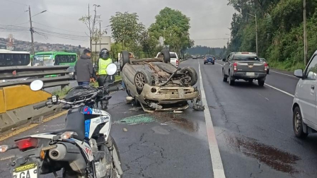 Un vehículo se volcó en la avenida Simón Bolívar, este jueves 12 de marzo de 2026.