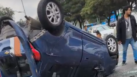 Un vehículo terminó volcado en la avenida Naciones Unidas tras aparatoso choque.