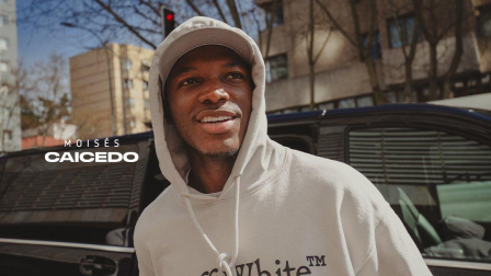 Moisés Caicedo en su arribo a la concentración de la Selección de Ecuador