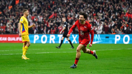 Ferdi Kadioglu celebra eufórico el gol de la victoria de Turquía.