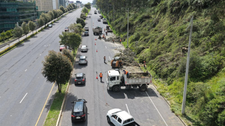 El Municipio de Quito inició este sábado 28 de marzo de 2026 el retiro de los árboles que presentan riesgo de siniestralidad en la av. Simón Bolívar, norte de Quito.