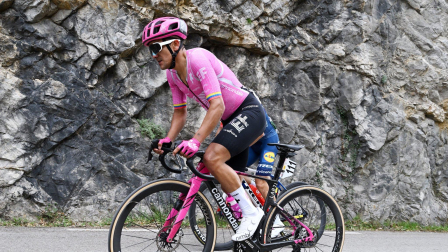El ciclista carchense Richard Carapaz del EF Education Easy Post, disputa los últimos kilómetros de la Vuelta a Cataluña 2026.