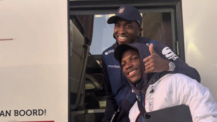 Willian Pacho (arriba) y Moisés Caicedo, en su arribo a suelo neerlandés. Ambos comandarán a la Selección en el duelo frente a Países Bajos en Eindhoven.