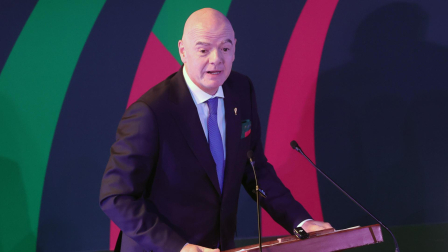 El presidente de la FIFA, el italiano Gianni Infantino, habla durante la inauguración de la exposición 'Álbum épico' este sábado, en Ciudad de México (México). Infantino calificó que estar en México es algo especial porque de alguna manera en el país se inventó el fútbol, cuando los Aztecas jugaban el juego de la pelota hace 3.000 años. EFE/Madla Hartz