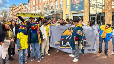 Ecuatorianos alientan a la Tricolor antes del partido amistoso con Países Bajos.