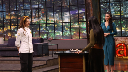 Mara Topic presenta su plato en el atril a la chef Cecilia Cedeño.