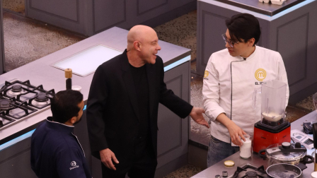 El Jose recibe la visita de los chefs en las cocinas de MasterChef Celebrity Ecuador.