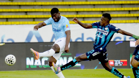Quito 4 de abril del 2026. Universidad Católica recibe a Guayaquil City por una fecha más del campeonato nacional de fútbol LigaEcuabet en el estadio Olímpico Atahualpa.API / DANIEL MOLINEROS