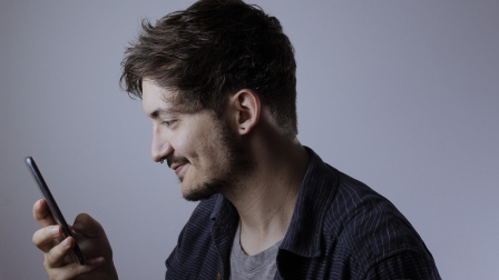 Foto referencial de jóven usando celular.