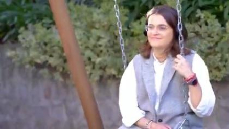 María José Pinto subió un video escuchando una canción romántica mientras se columpiaba en un juego infantil.
