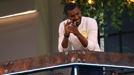 Frickson Erazo en el balcón de MasterChef Celebrity Ecuador como primer semifinalista de la tercera temporada.