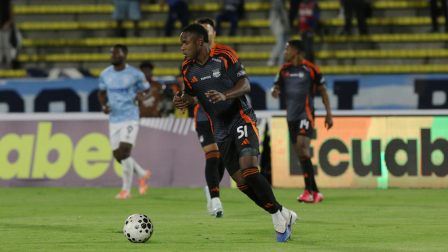 Cotejo entre Universidad Católica vs C. S. Emelec,  de la serie A, del fútbol Ecuatoriano, campeonato de la Liga Ecuabet, en el Estadio Olímpico Atahualpa. Fotos: API / Rolando Enríquez