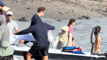 Mark Zuckerberg fue captado en las Islas Galápagos junto a su familia.