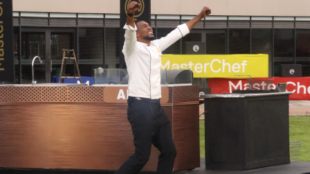 Frickson Erazo festeja su pase a la final de la tercera temporada de MasterChef Celebrity Ecuador.